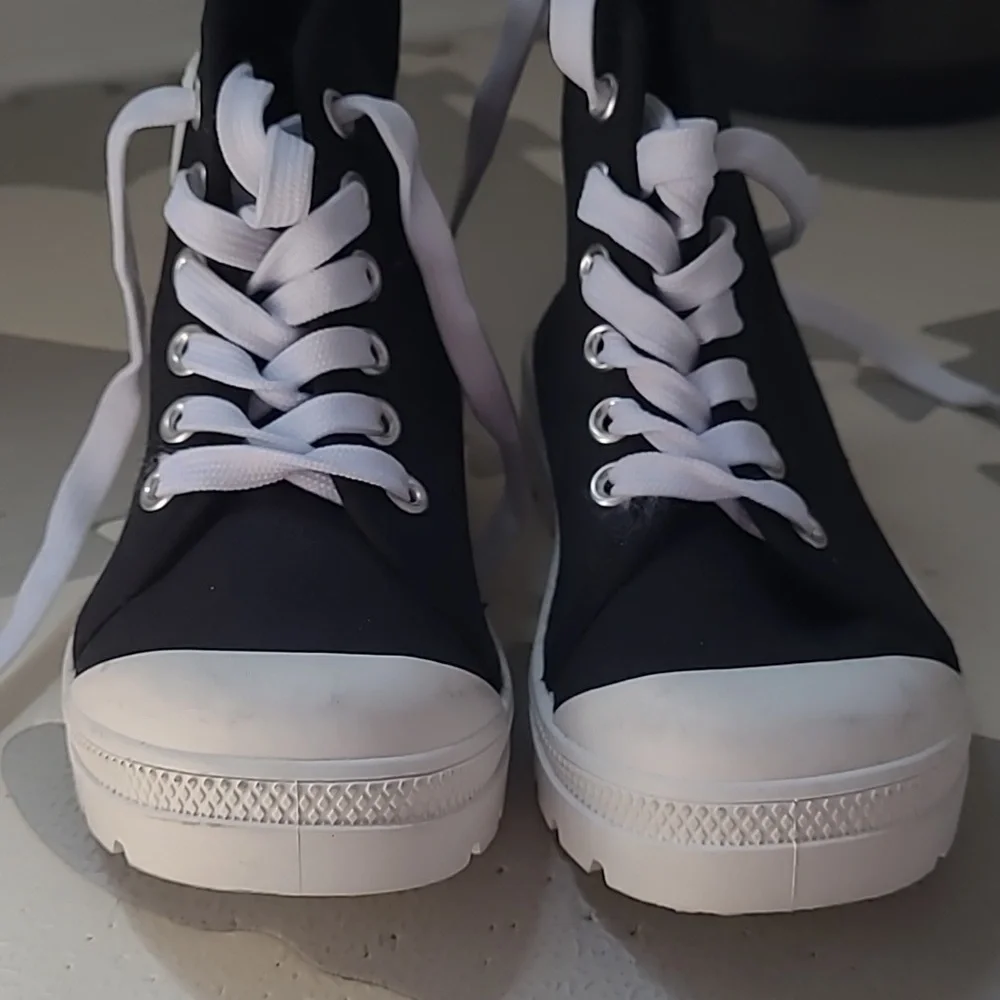 NWT Bebe Girls High Top Sneakers Black & White Size 12 - Picture 4 of 7